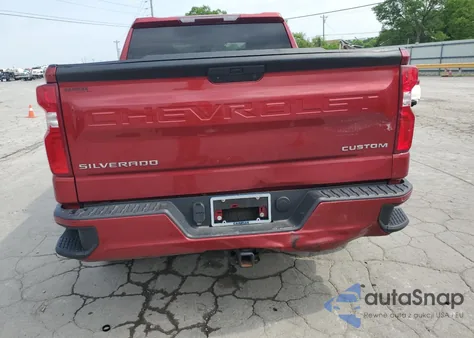2021 Chevrolet Silverado K1500 Custom z USA, uszkodzony, nr VIN 3GCPYBEK7MG137080